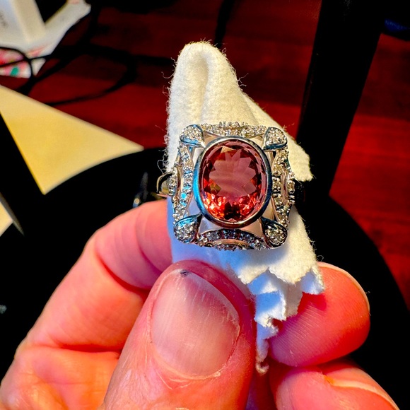 STUNNING 18KT WG RUBELITE & DIAMOND RING - Picture 3 of 7